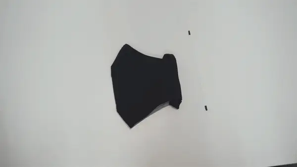 Animation: inserting the nose wire into its pocket